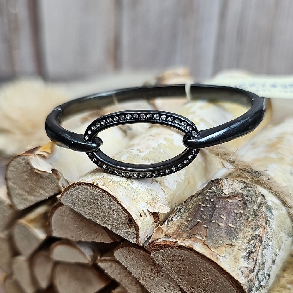 NWT LUCKY BRAND CRYSTAL GUNMETAL TONE HINGED BANGLE BRACELET